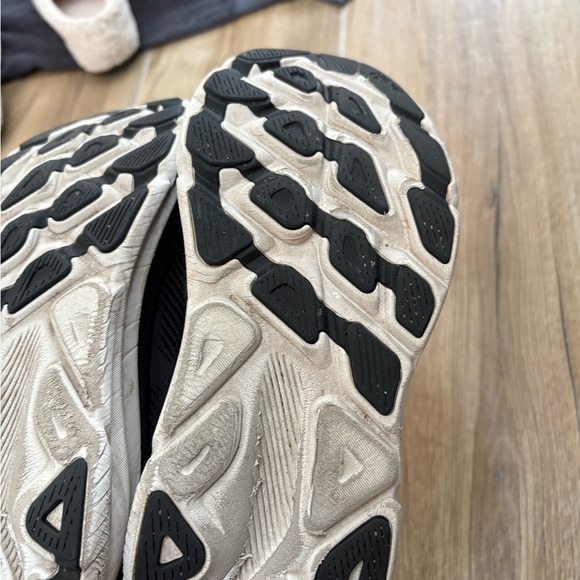Woman’s hoka Clifton 9.  size 7 - Picture 4 of 5